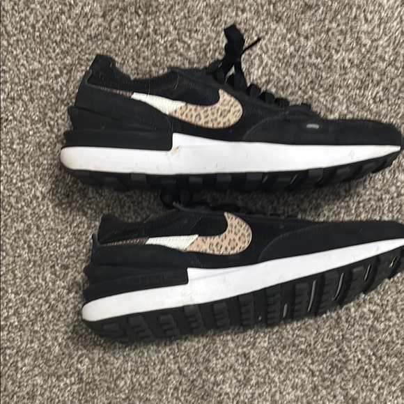 Nike women’s Black Sneakers - Picture 4 of 4